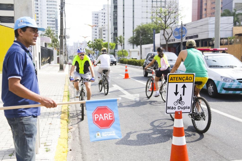 Ao longo do percurso, é reservada uma faixa da via para a ciclofaixa. Nos principais cruzamentos, monitores orientam a todos (Foto: Thiago Gaspar)