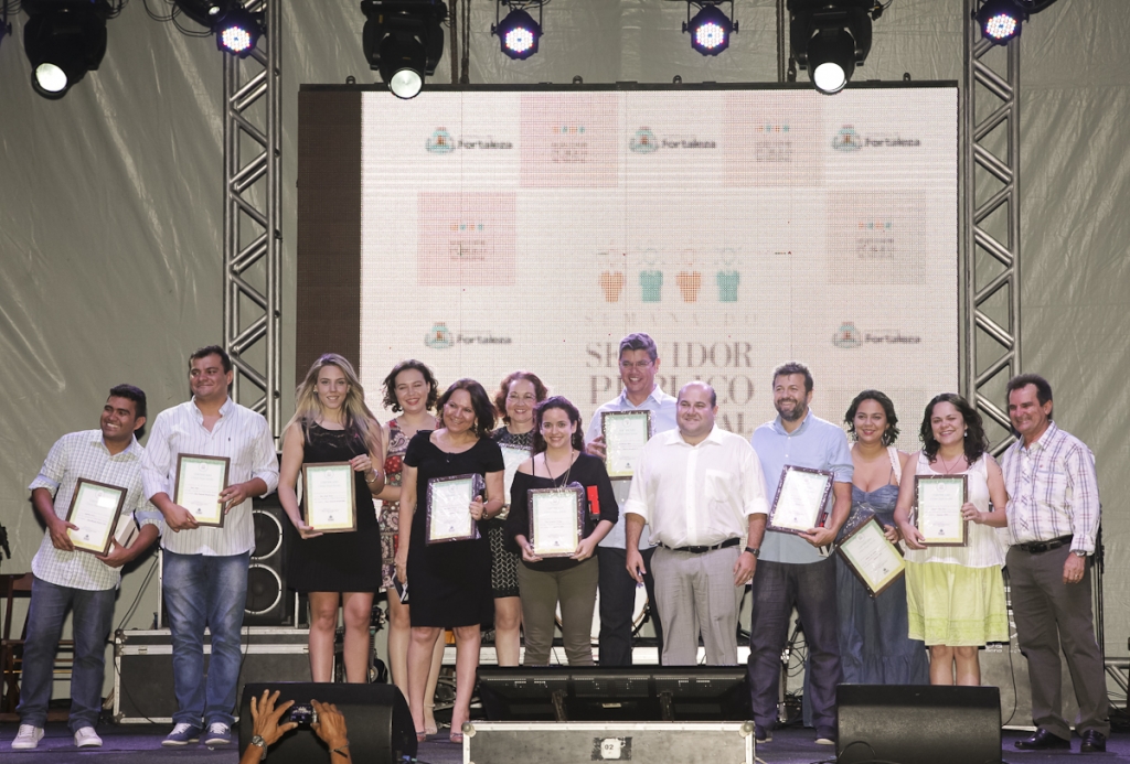 O prefeito Roberto Cláudio parabenizou a todos os servidores presentes (Foto: Thiago Gaspar)