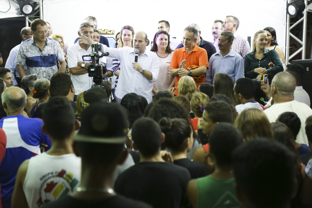 Segundo o Prefeito, quando uma praça é recuperada e revitalizada, a comunidade reocupa e traz mais qualidade de vida e segurança para o bairro