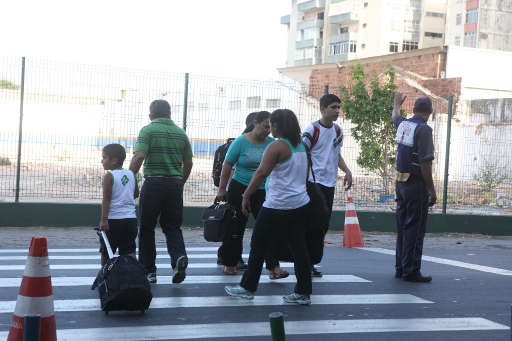 O objetivo é conscientizar pais, alunos e educadores para uma boa convivência no trânsito durante o embarque e desembarque (Foto: Marco Moura)