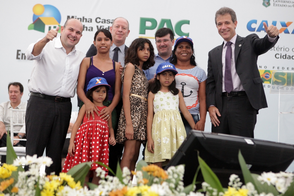 Os imóveis foram entregues pelo prefeito Roberto Cláudio, com a presença do ministro da Saúde, Arthur Chioro (Foto: Kaio Machado)