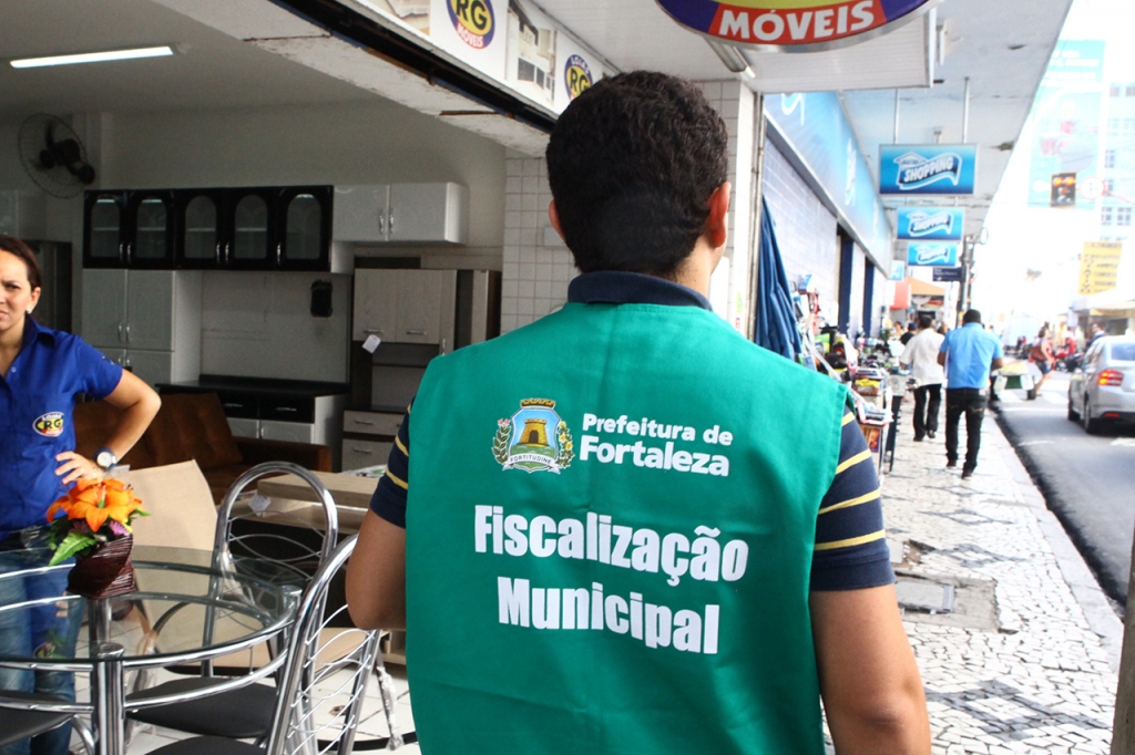 O Procon está fiscalizando lojas do Centro e shoppings neste fim de ano, de modo a garantir o cumprimento da legislação (Foto: Kaio Machado)