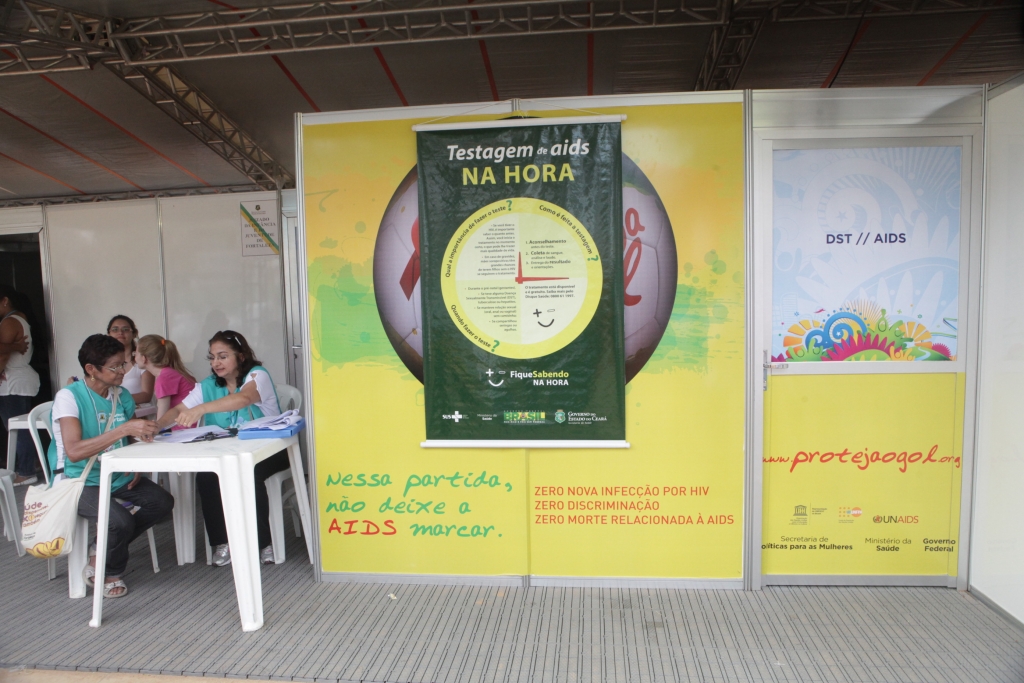 O grupo orientou a população sobre a realização de testes rápidos na Arena e acerca da prevenção às DST's (Foto: Kaio Machado)