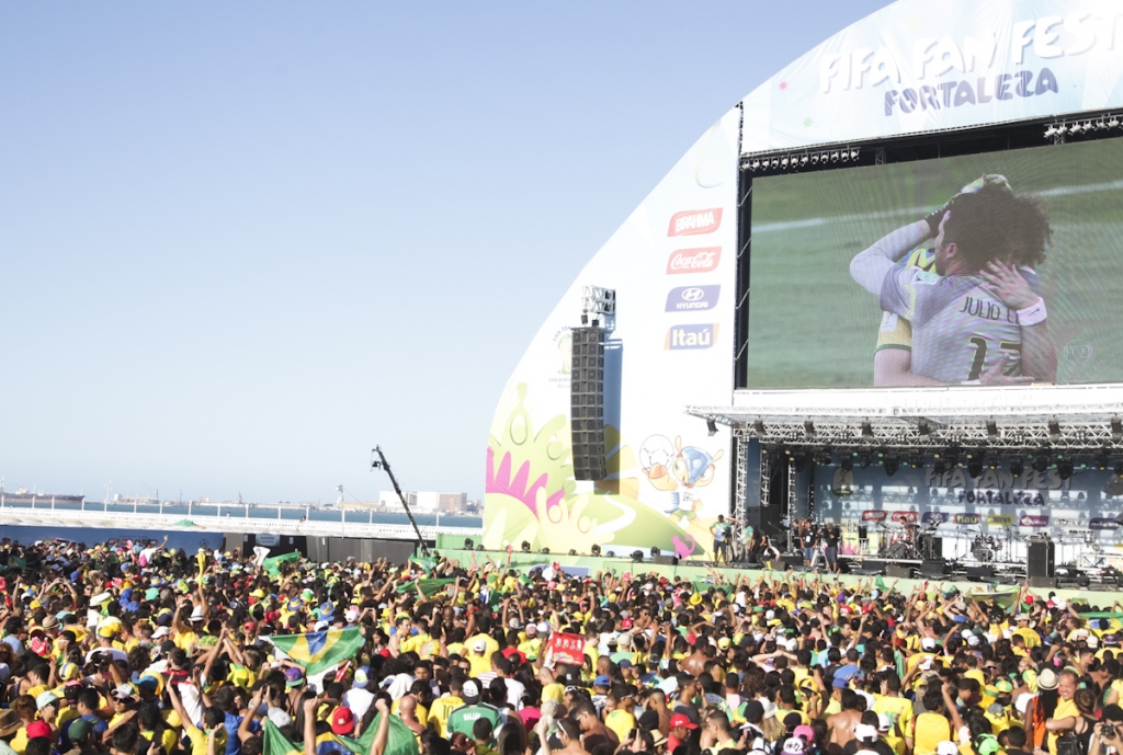 A Praia de Iracema estava lotada de torcedores, a maioria vestida de verde e amarelo (Foto: Thiago Gaspar)