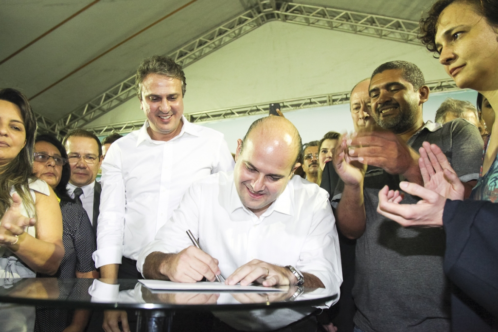 A ordem de serviço foi assinada na tarde de sexta-feira (16/10), pelo prefeito Roberto Cláudio e pelo governador Camilo Santana (Foto: Thiago Gaspar)