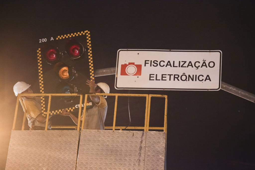 Os três semáforos terão monitoramento em tempo real pelo Controle de Tráfego em Área de Fortaleza (CTAFOR) (Foto: Thiago Gaspar)