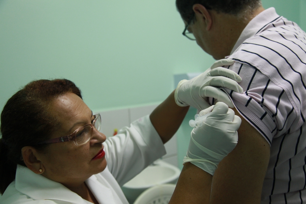 A vacina garante a proteção contra três tipos de gripe (Influenza A H1N1, Influenza A H3N2 e Influenza B)