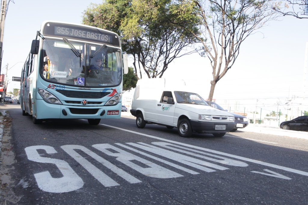 A implantação da faixa na Av. José Bastos será entre o trecho da R. Padre Cícero e Av. Se. Fernandes Távora (Foto: Kaio Machado)
