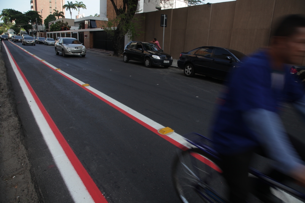 A ciclofaixa da Rua Canuto de Aguiar complementa o binário com a Rua Ana Bilhar (Foto: Thiago Gaspar)