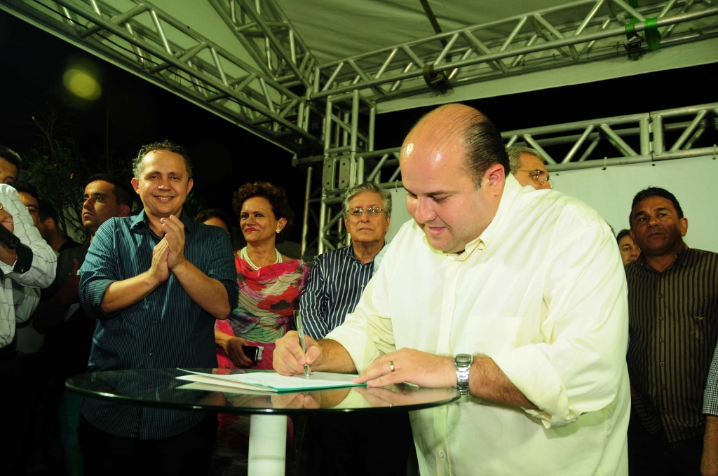 Durante a solenidade, o prefeito assinou a Ordem de Serviço para a reforma e requalificação de 27 praças em bairros da Regional IV (Foto: Nely Rosa)