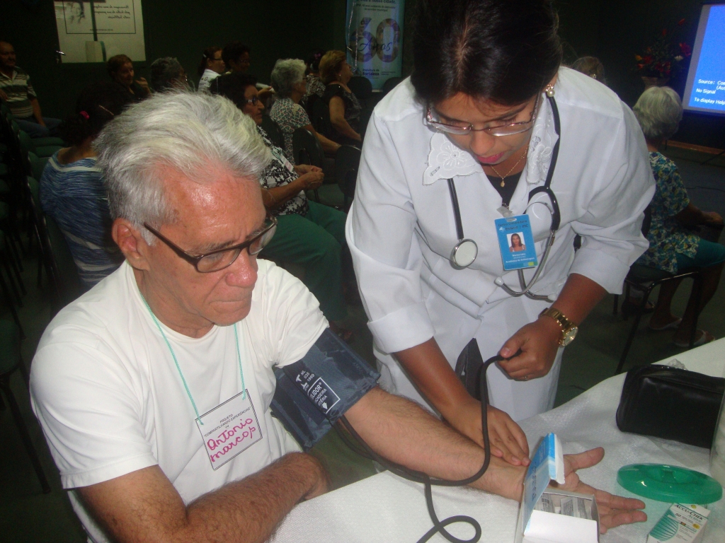 Aposentados do município cadastrados no projeto tiveram a oportunidade de medir a pressão arterial e o índice de glicemia