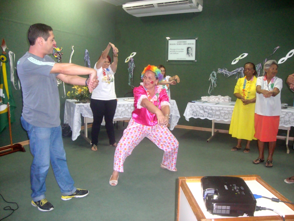 Durante o encontro, foram desenvolvidas atividades voltadas para o resgate da memória dos idosos