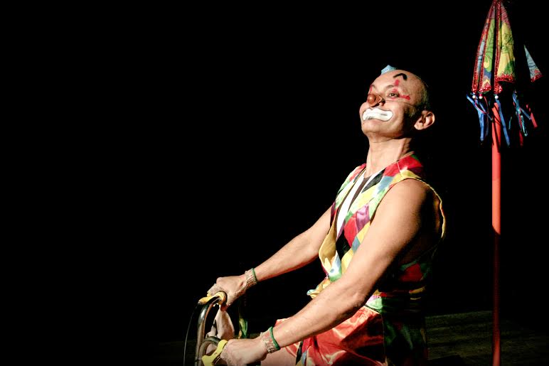 A apresentação traz a história de um palhaço quixotesco que viaja no tempo e no espaço para apresentar sua dança dramática em quatro episódios