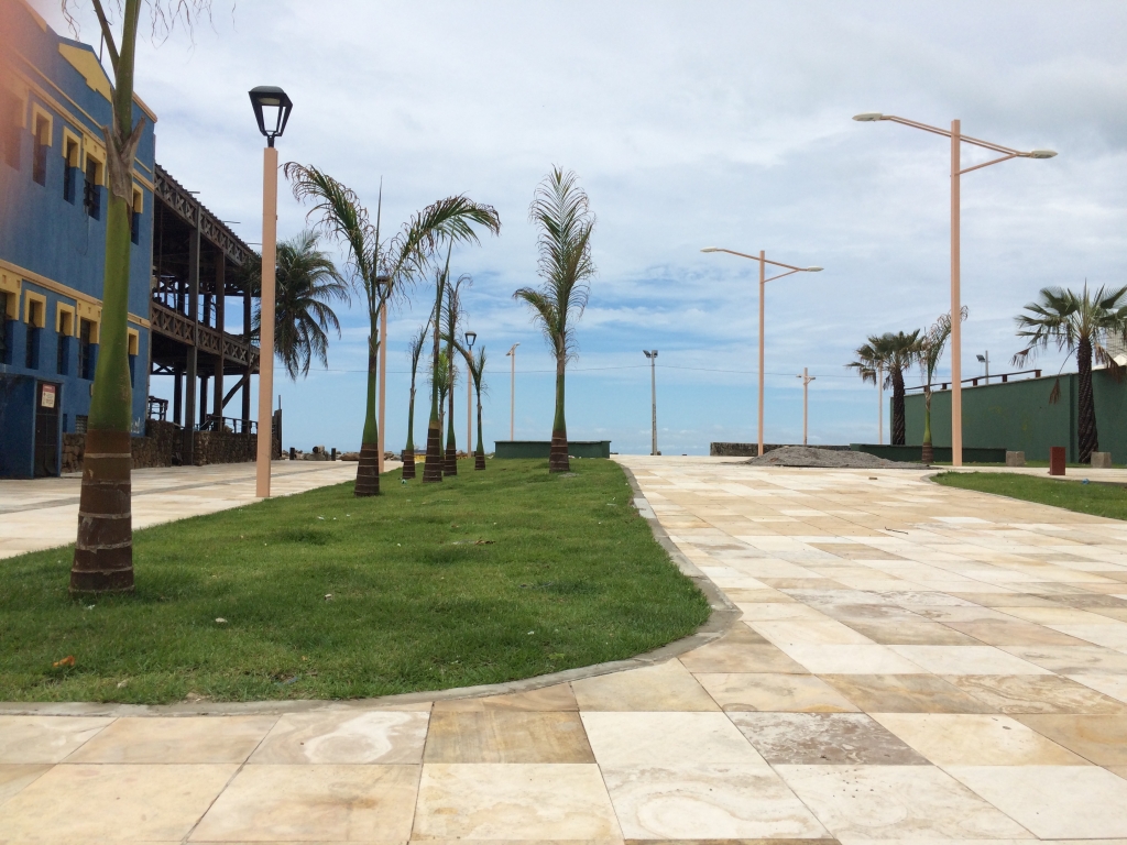 O local agora conta com uma nova iluminação, paisagismo, bancos, acessibilidade, piso podotátil e caramachão