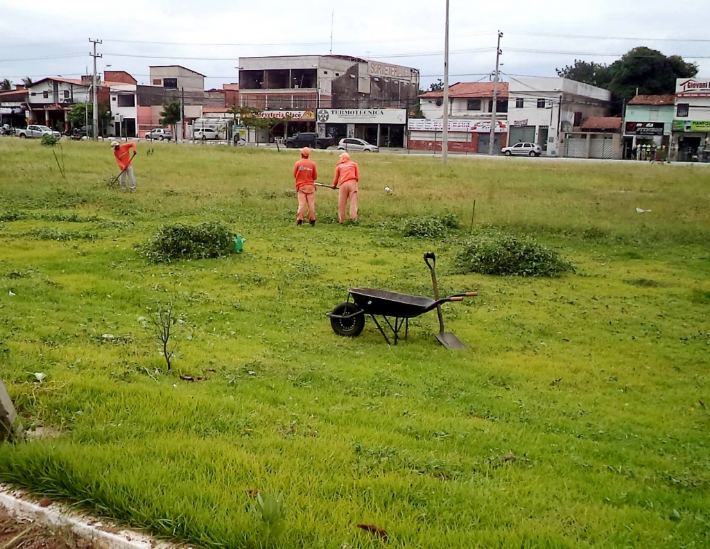 Duas equipes com 30 homens estão no local