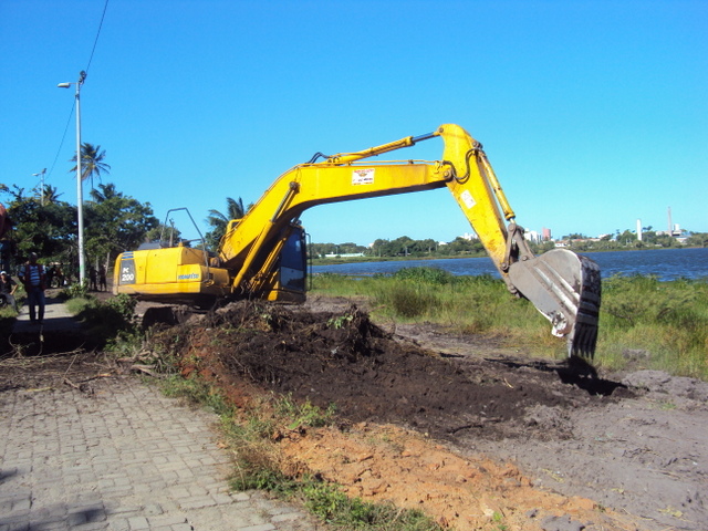 Na limpeza, é retirada a areia que assoreia o recurso hídrico e a vegetação de dentro da lagoa