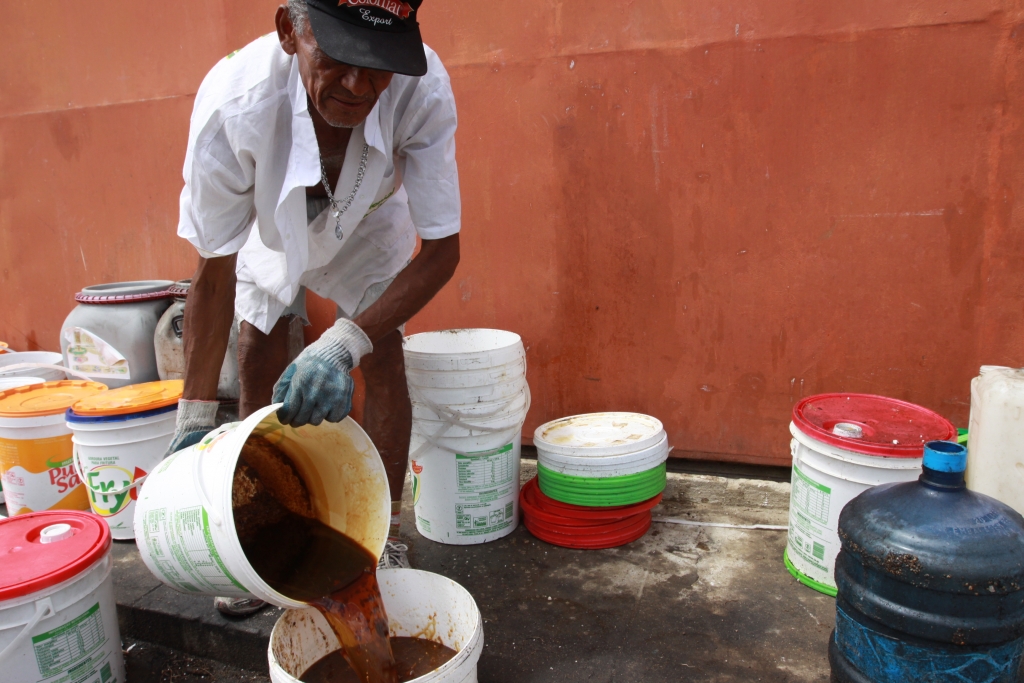 O material recolhido será encaminhado para a geração de biodiesel (Foto: Marcos Moura)