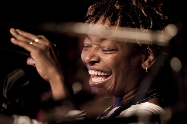 Mart'nália se apresenta no Aterrinho na segunda-feira de Carnaval