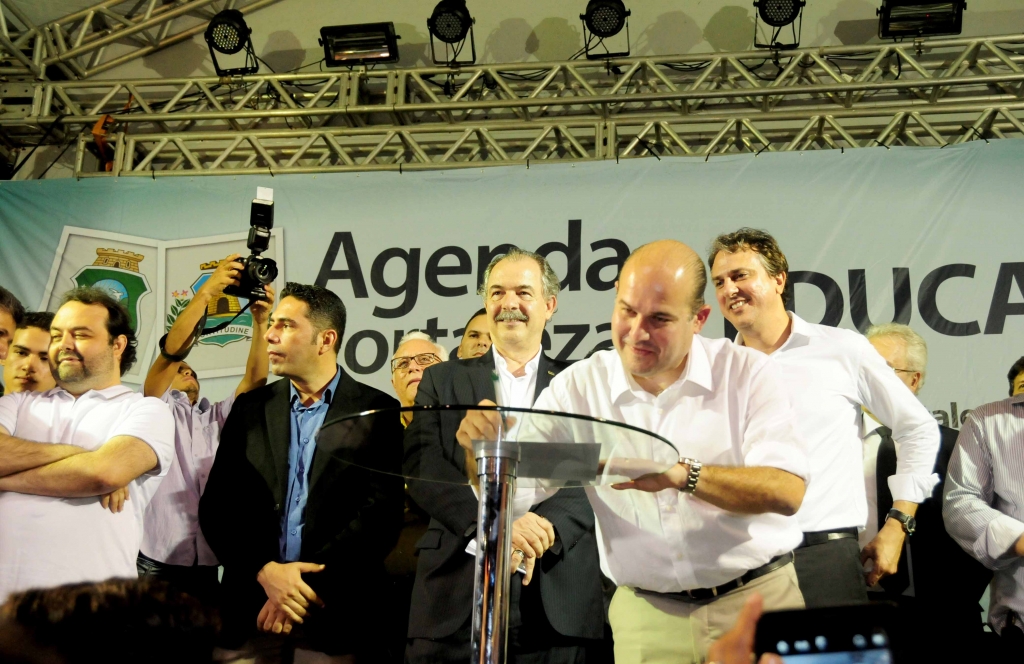 Anúncio foi feito durante a solenidade de inauguração da Escola Estadual de Ensino Profissional Leonel de Moura Brizola (Foto: Nely Rosa)