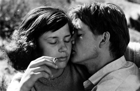 O filme conta a história de um jovem casal que resolve fazer uma viagem de barco e acabam engravidando