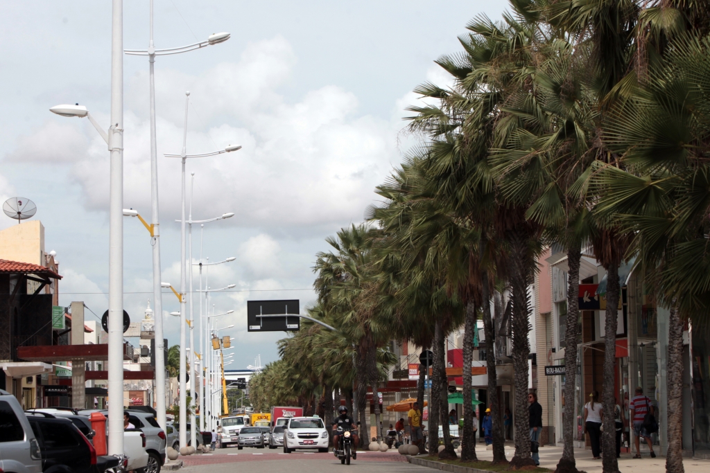 Após 22 anos sem intervenções, a Monsenhor Tabosa passou por uma requalificação orçada em R$ 5,9 milhões (Foto: Marcos Moura)