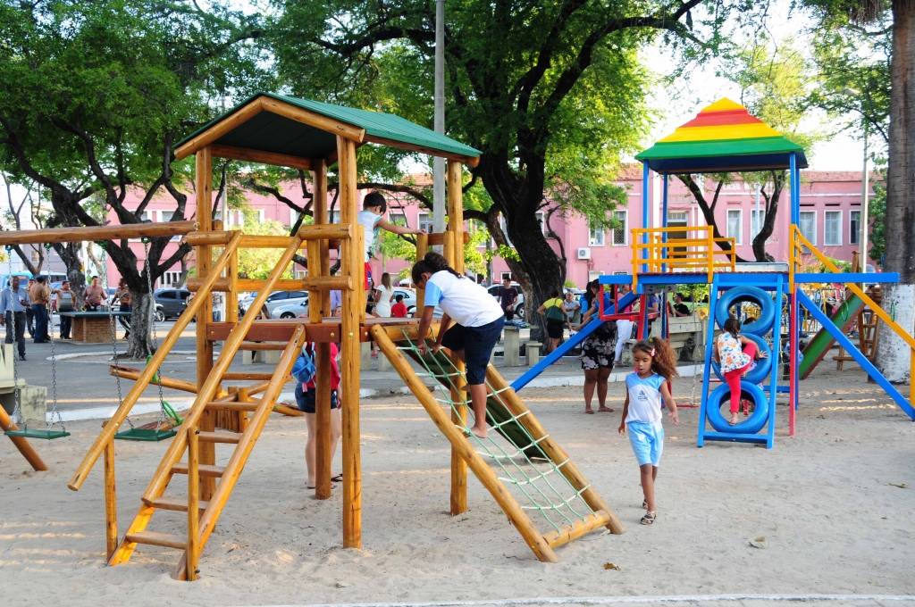 O número de brinquedos instalados em cada praça depende do espaço disponível e inclui gangorras, escorregadores e carrossel (Foto: Nely Rosa)