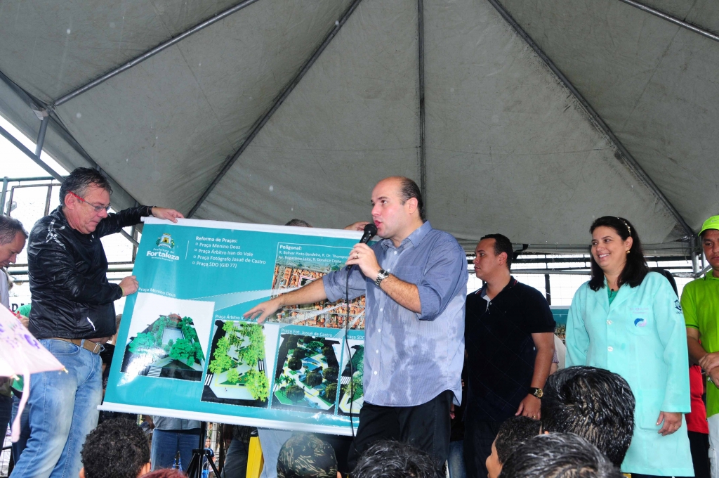 O prefeito Roberto Cláudio esteve na Praça da Igreja Menino Deus, no bairro Luciano Cavalcante (Foto: Nely Rosa)