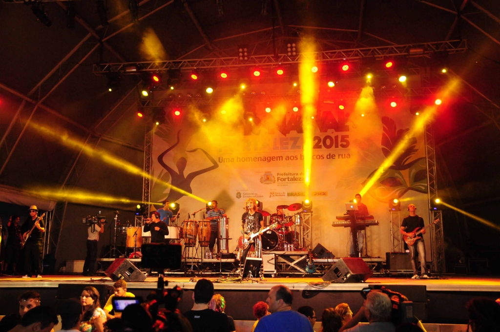 O feriado na capital foi repleto de programações com shows, marchinhas, blocos de rua e desfiles de maracatu, e muitos turistas (Foto: Nely Rosa)