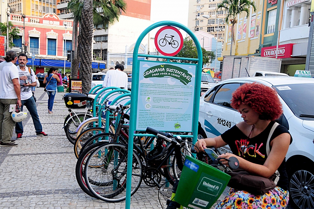 O uso do estacionamento para bicicletas é gratuito. A meta é espalhar 20 iguais pela cidade. (Foto: Nely Rosa)