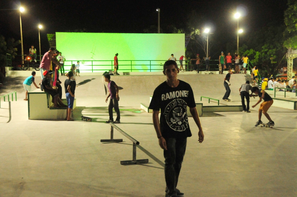 A praça conta agora com complexo de skate, área de convivência, pista de cooper, quadra de futebol de areia e de vôlei de areia (Foto: Nely Rosa)