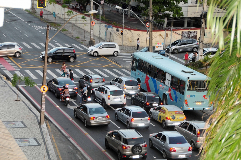 A implantação do binário aumentou em 44% a velocidade dos ônibus nas avenidas Santos Dumont e Dom Luís (Foto: Nely Rosa)