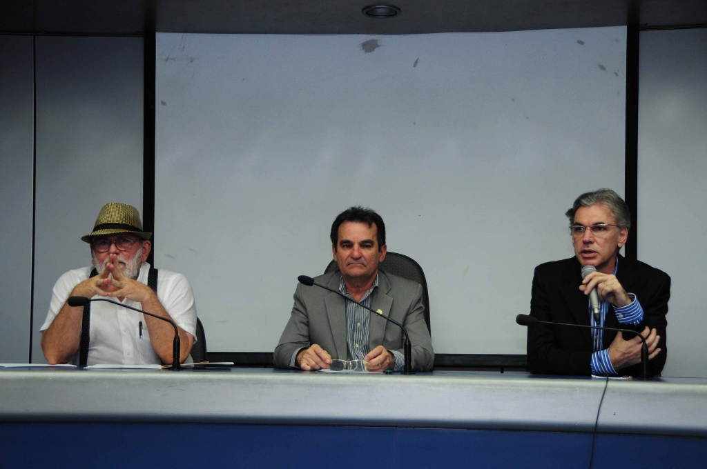 O evento, que aconteceu no auditório Murilo Aguiar, da Assembleia Legislativa, foi preparatóri para debater o orçamento de 2016 (Foto: Nely Rosa)