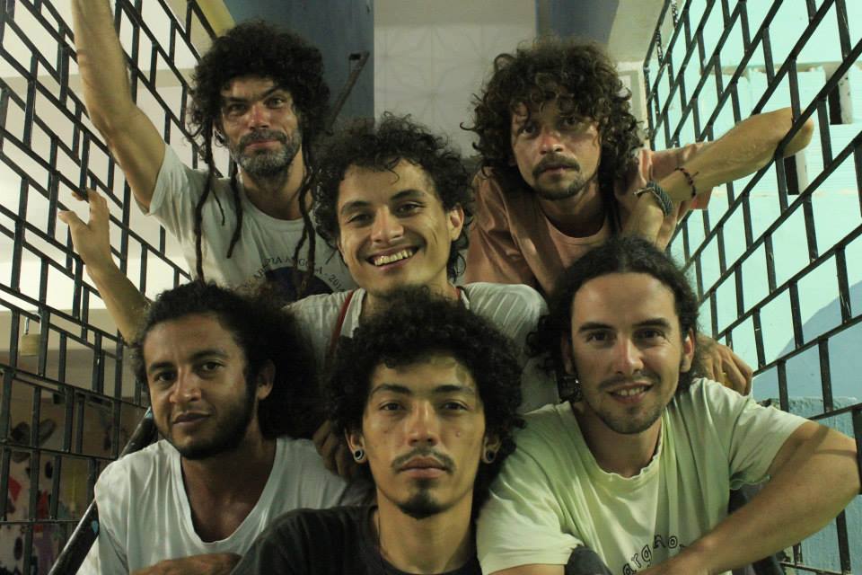 O grupo Oco do Mundo traz para o público a mistura da melodia dos tambores com a guitarra violada (Foto: Divulgação)