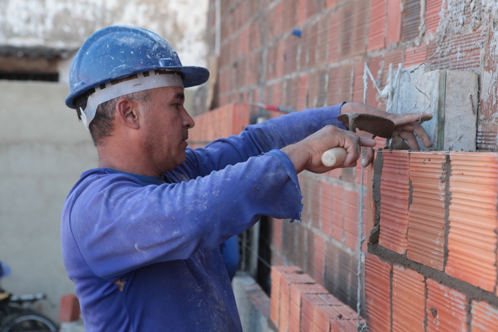 Os serviços oferecidos pelo escritório incluem projeto arquitetônico, reforma, construção, consultoria sobre problemas da construção, entre outros