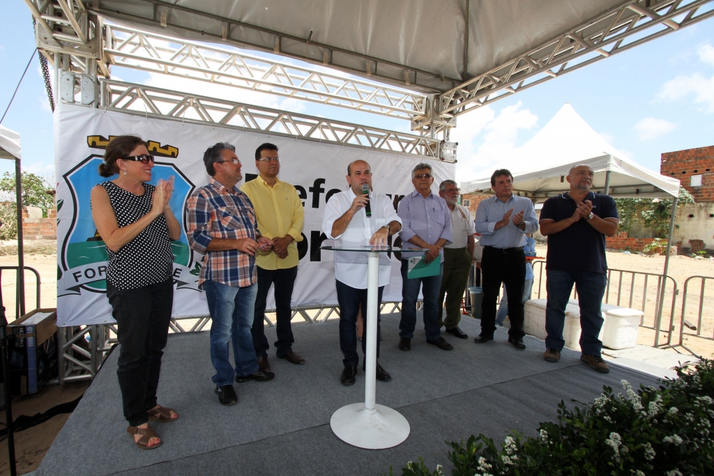 Evento ocorreu nesta sexta-feira (03/10), no terreno onde será construída a Escola (Foto: Igor de Melo)
