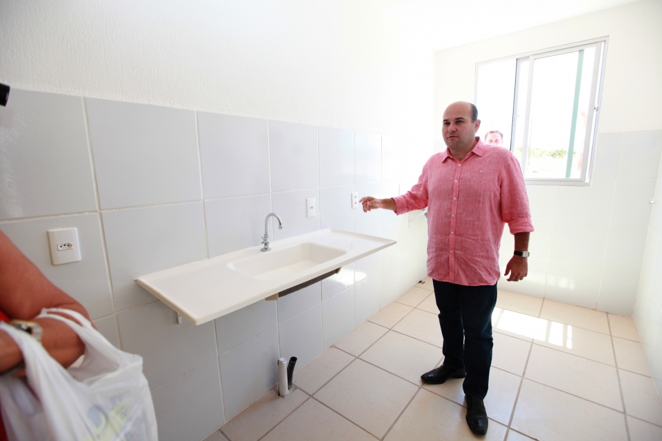 As novas moradias possuem sala, banheiro, dois quartos, cozinha, área de serviço e piso em cerâmica (Foto: Queiroz Neto)