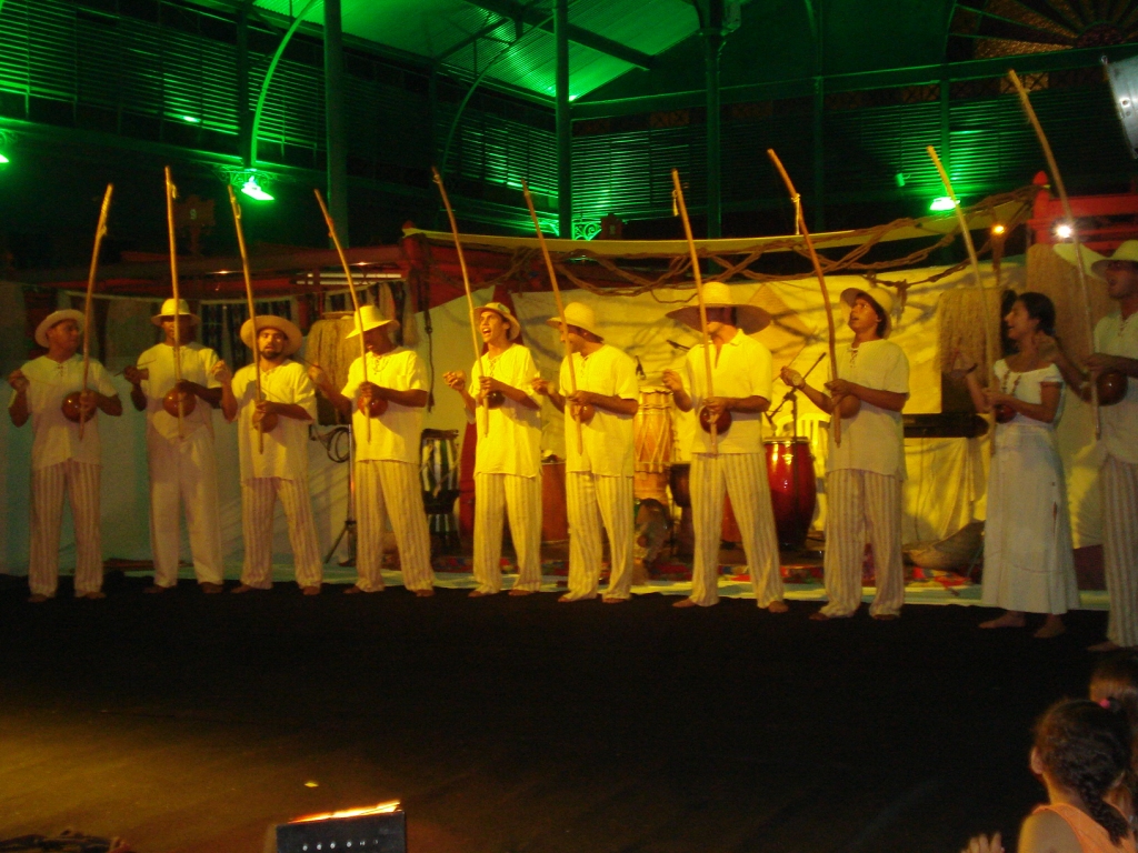 Mestre Rato conduz a Orquestra Berimbaus Água de Beber, que é destaque pela diversidade sonora