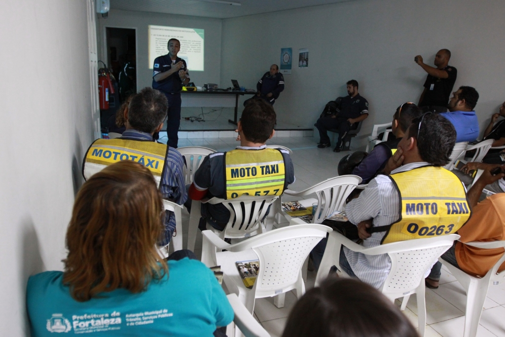 Mototaxistas, motoboys e motofretes tiraram dúvidas e conheceram as legislações de segurança que envolvem seu meio de transporte (Foto; Queiroz Netto)