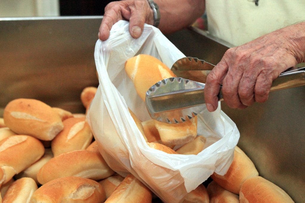 O Procon considerou alimentos básicos na mesa do fortalezense, como pão, leite, margarina e café (Foto: Marcos Moura)