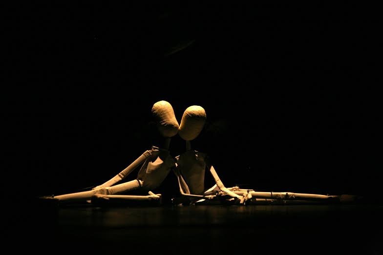 O espetáculo “Criaturas de Papel”, do Grupo Bricoleiros Teatro de Bonecos, será seguido de conversa com o público