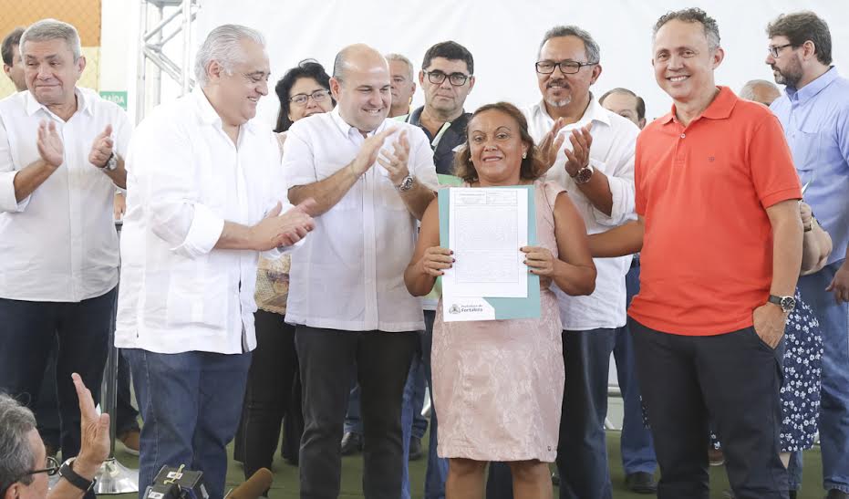 O termo de Concessão Real de Direito de Uso oficializa o direito da casa própria (Foto: Thiago Gaspar)