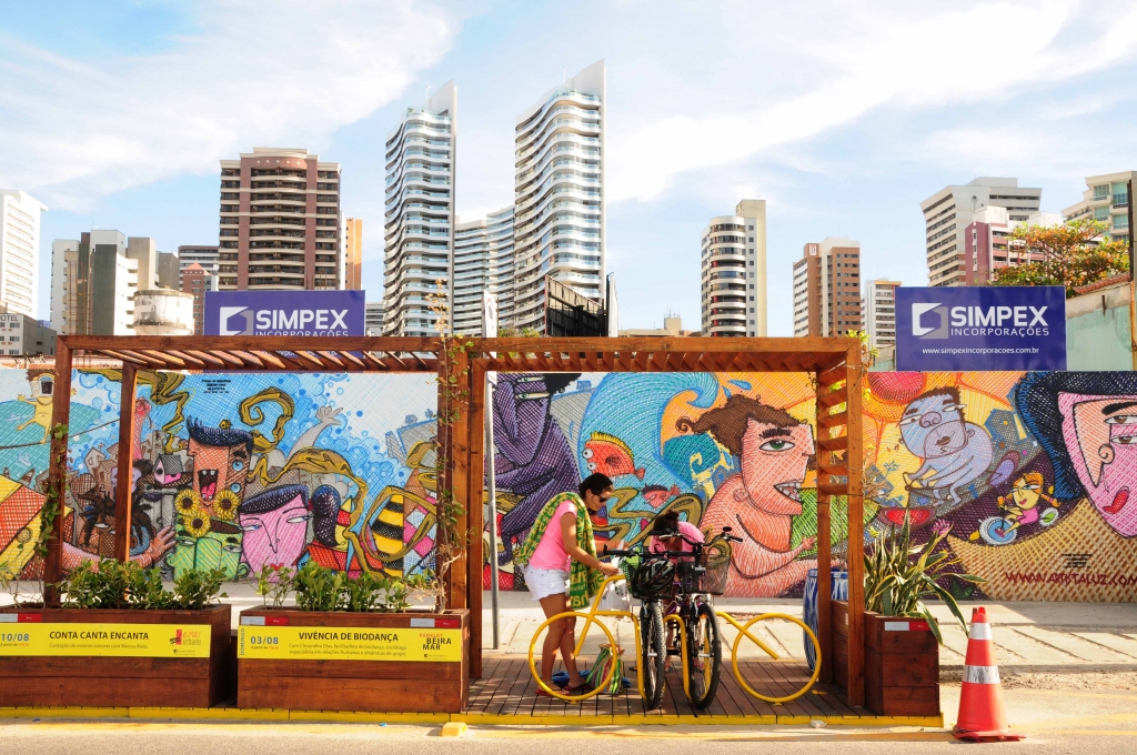 O Parklet da Avenida Beira Mar foi instalado em junho deste ano e permanecerá temporariamente na orla (Foto: Nely Rosa)