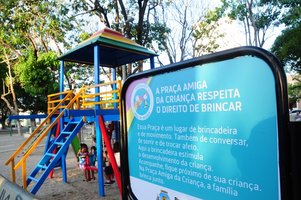 O número de brinquedos instalados em cada praça depende do espaço disponível e inclui gangorras, escorregadores, carrossel (Foto: Nely Rosa)
