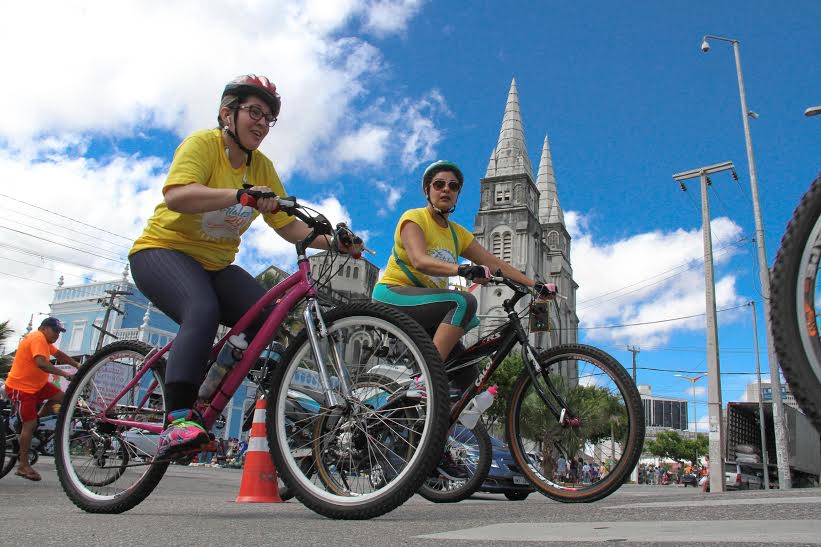 Concentração foi na Praça Luíza Távora, e ciclistas seguiram até o Passeio Público (Foto: Kiko Silva)