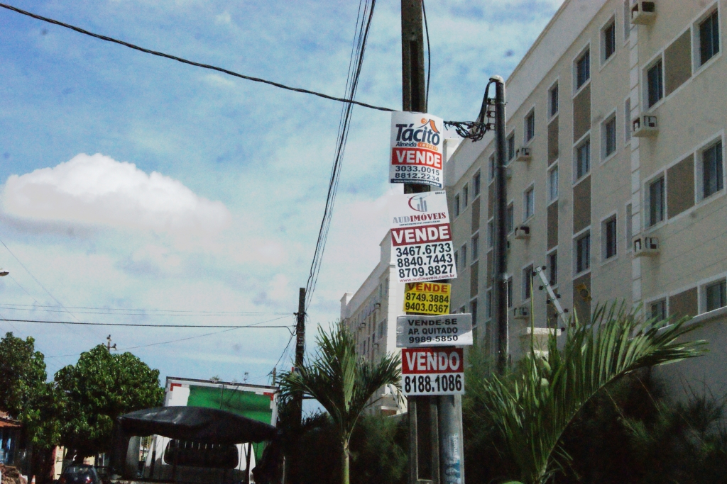A primeira operação, promovida de janeiro a julho, retirou 5.196 placas fixadas em locais impróprios em todas as Regionais da Cidade