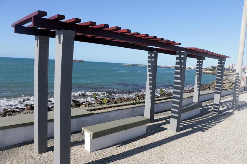 A praça ganhou nova iluminação, bancos, pista de skate e teve a quadra poliesportiva restaurada (Foto: Kaio Machado)