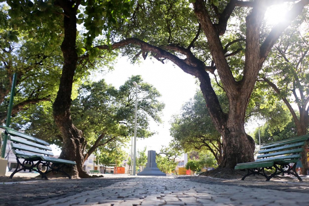 O espaço ganhou novos bancos e lixeiras, reforma das muretas, recomposição do meio-fio e pintura da quadra (Foto: Kaio Machado)