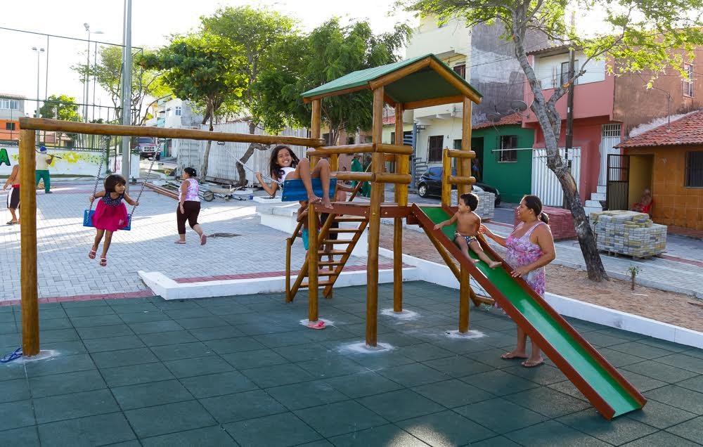 As crianças ganharam um playground, do projeto “Praça Amiga da Criança” (Foto: Thiago Gaspar)