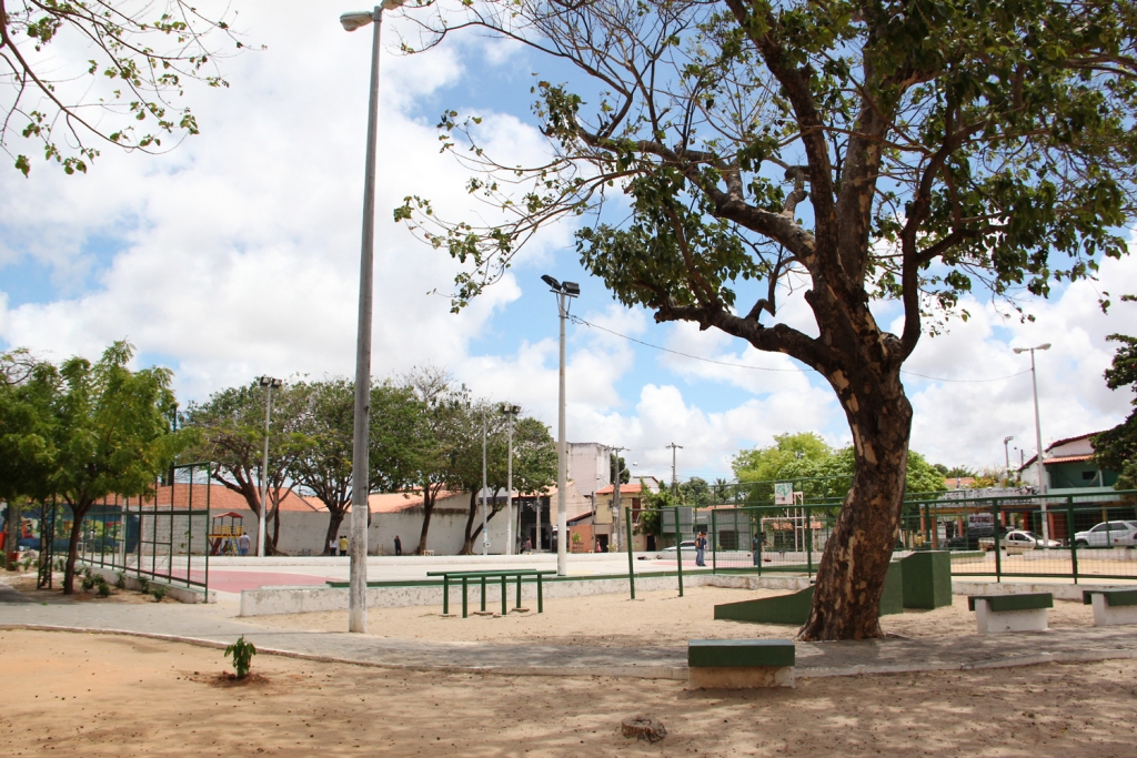 A Praça Ari de Sá fica localizada na Avenida Jovita Feitosa, no bairro Parquelândia (Foto: Queiroz Netto)