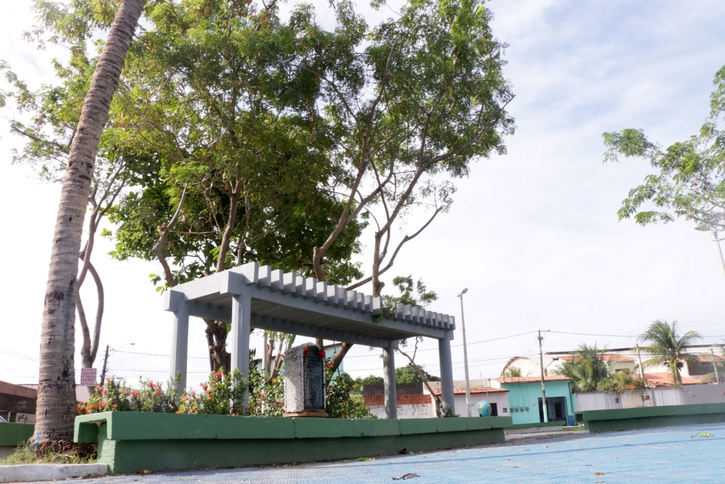 Projeto contemplou novos bancos, recuperação de meio-fio, demarcação da quadra, instalação de rampas de acesso para cadeirantes e manutenção do piso